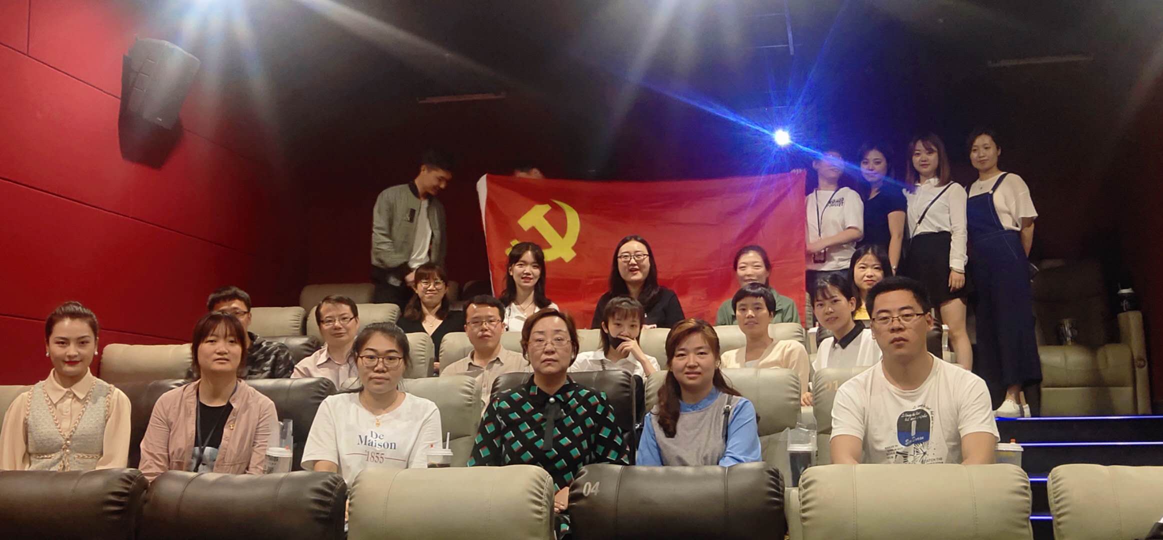 1558396514422669nl9z.jpg 觀看電影.jpg