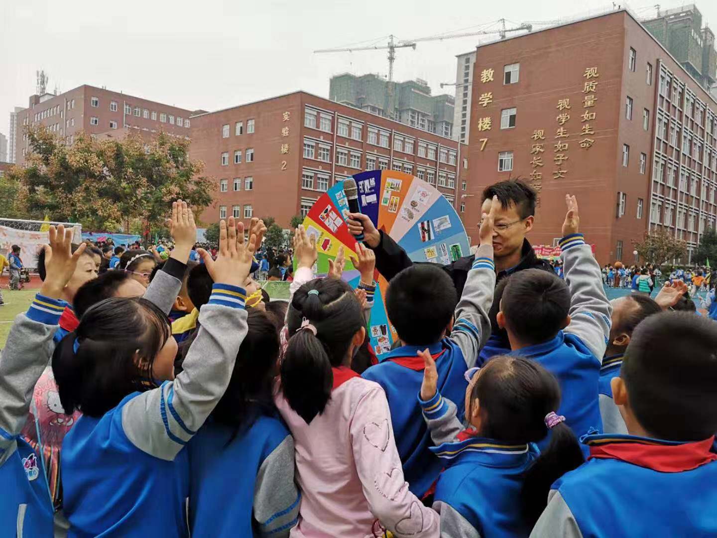 15717887832370265ejp.jpg 1.2 國源公司走進校園,開展垃圾分類宣傳.jpg