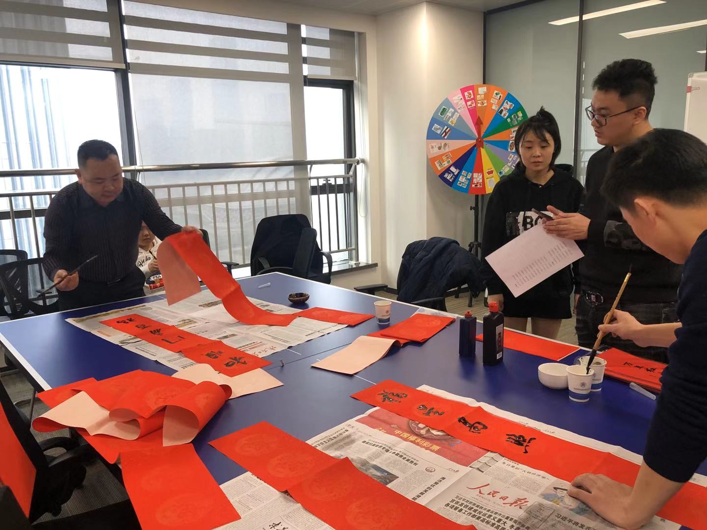 國源公司開展“寫春聯(lián) 送祝?！被顒?jpg