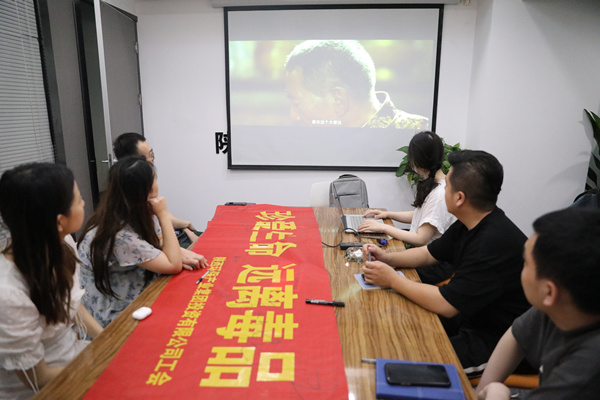 圖2：參會(huì)職工共同觀看警示教育片_副本.jpg