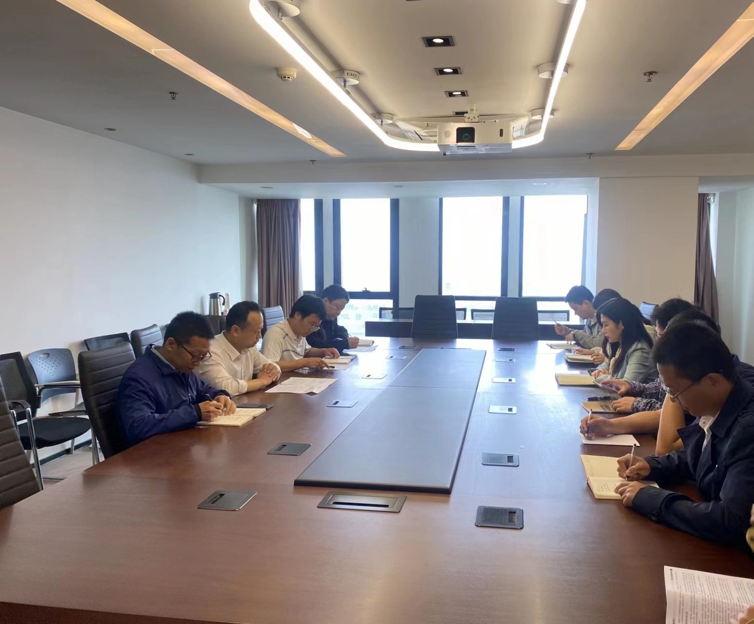 研究院公司召開(kāi)安全環(huán)保專(zhuān)題工作會(huì)議.jpg