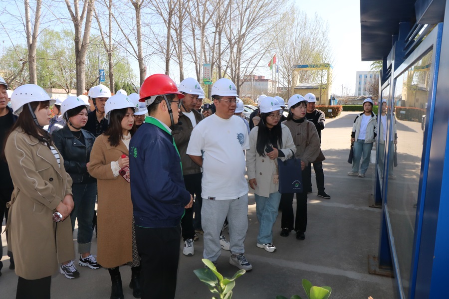 17120179336503703Mfi.jpg 咸陽(yáng)市“國(guó)際無(wú)廢日”主題活動(dòng)人員走進(jìn)新天地公司參觀交流 (1).JPG