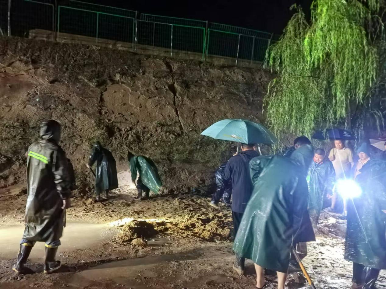 油氣工程公司王渠則站組織全員“戰(zhàn)暴雨、搶排險、保安全”.jpg